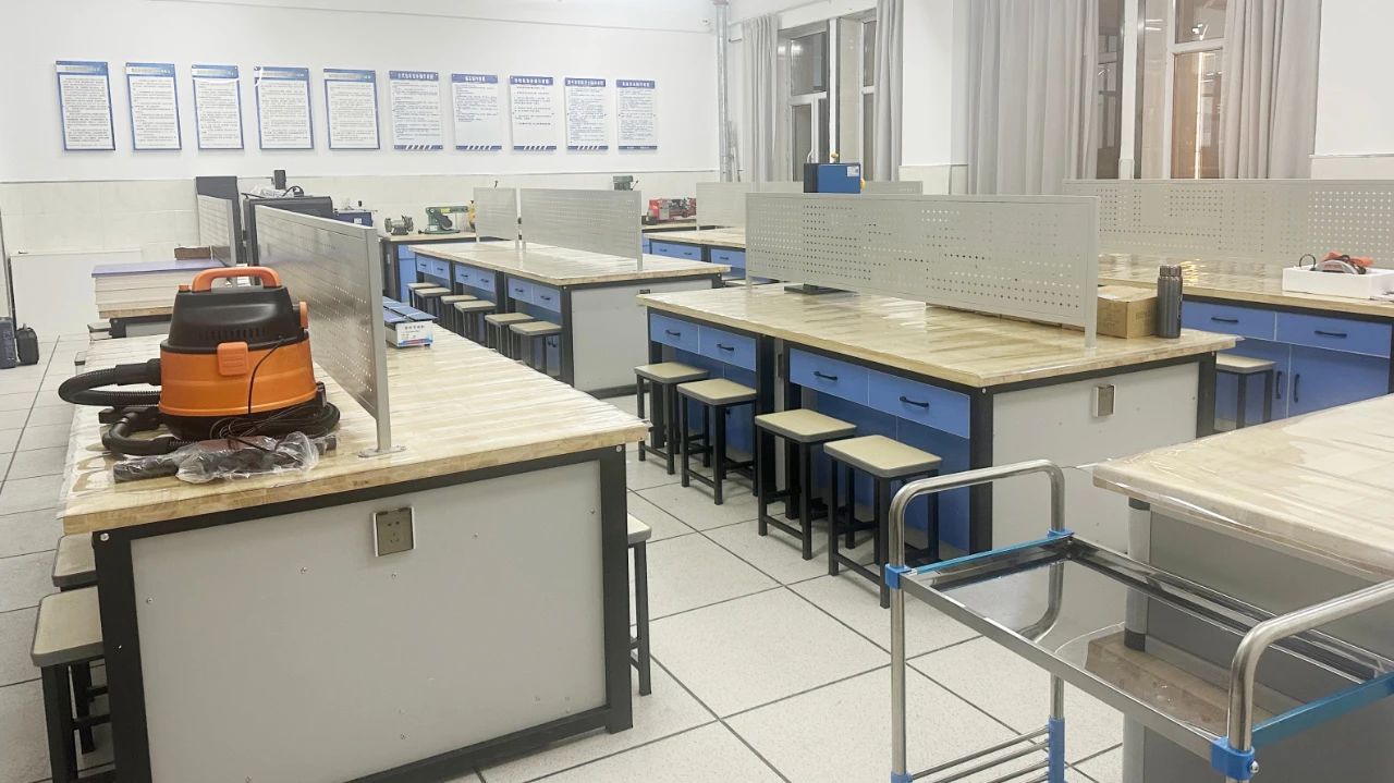 加強(qiáng)勞技課程動(dòng)手能力，建設(shè)中小學(xué)勞技教室